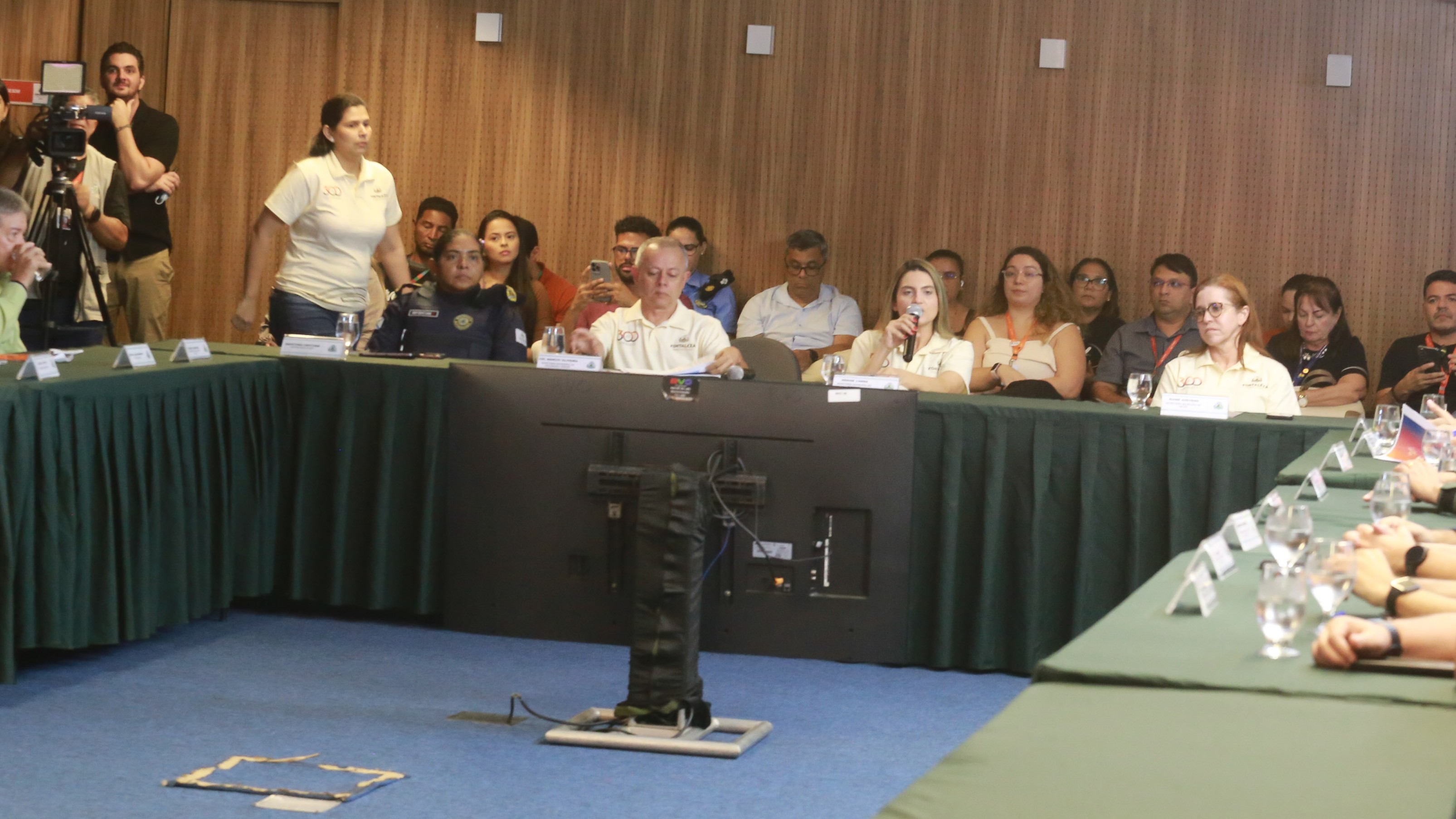 grupo de pessoas no auditório do paço